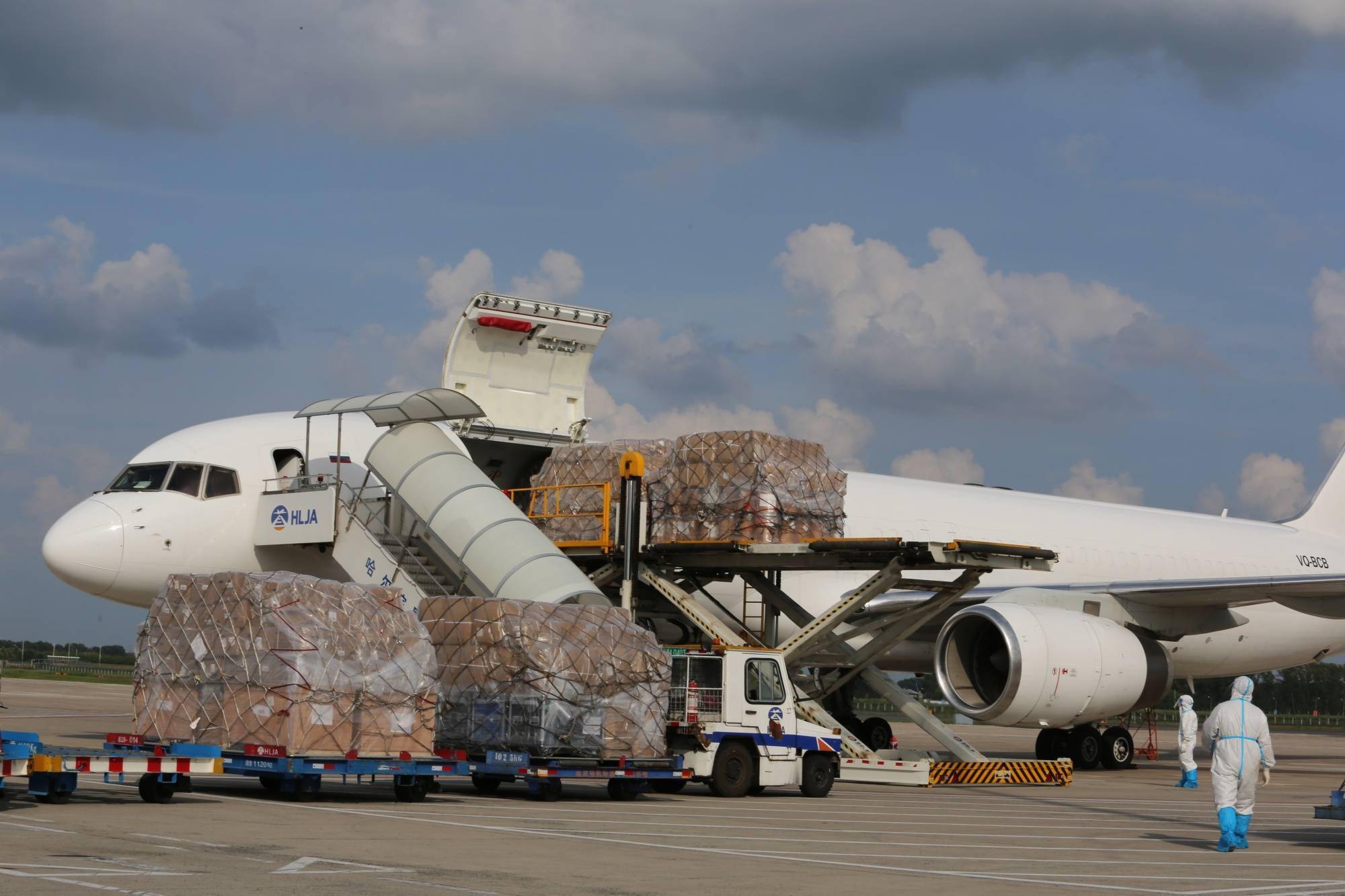 哈尔滨机场对俄货运量激增130.61%，包机与航线扩展推动货物运输新高峰